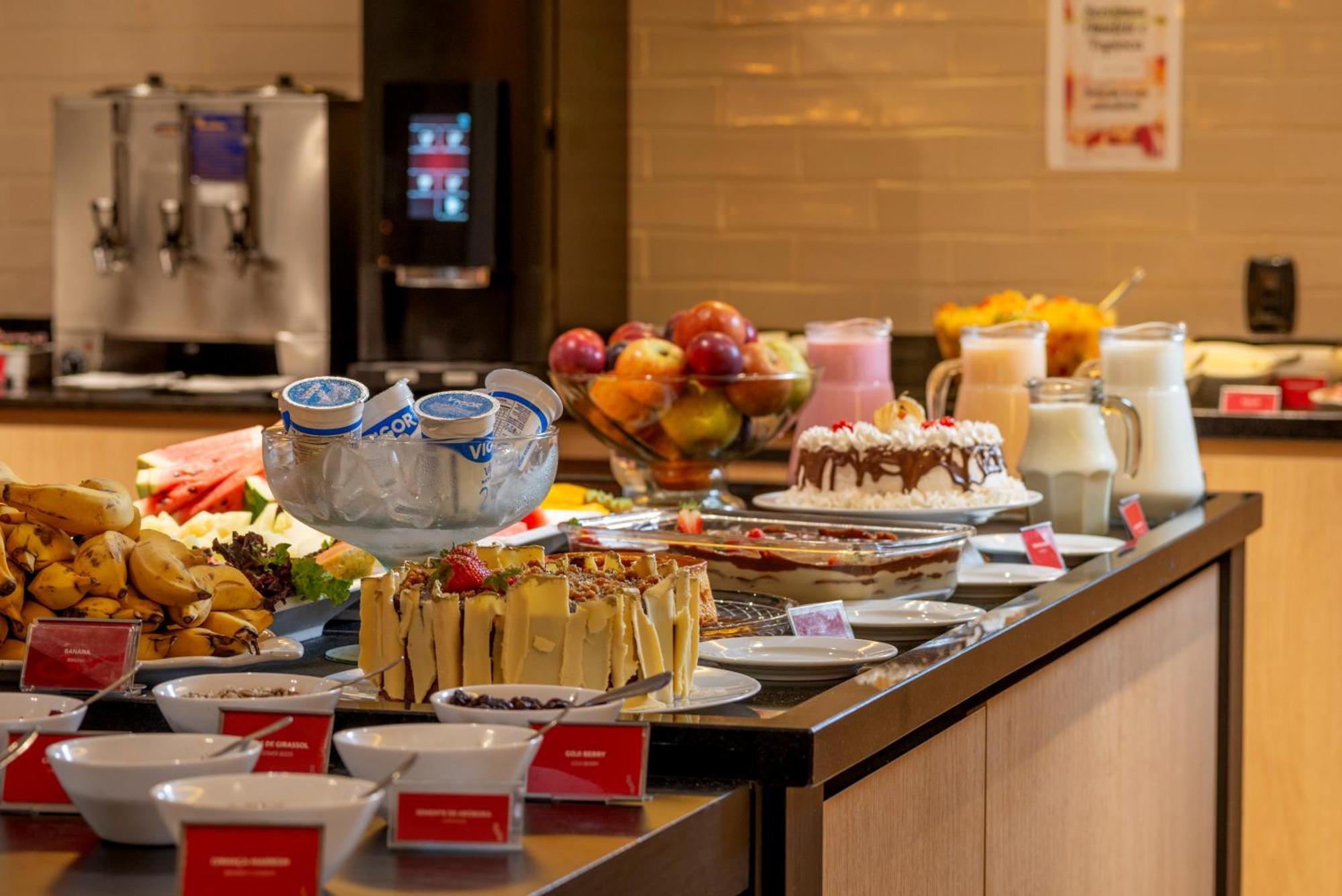 Hotel Laghetto Stilo Centro グラマド エクステリア 写真 A buffet at a hotel