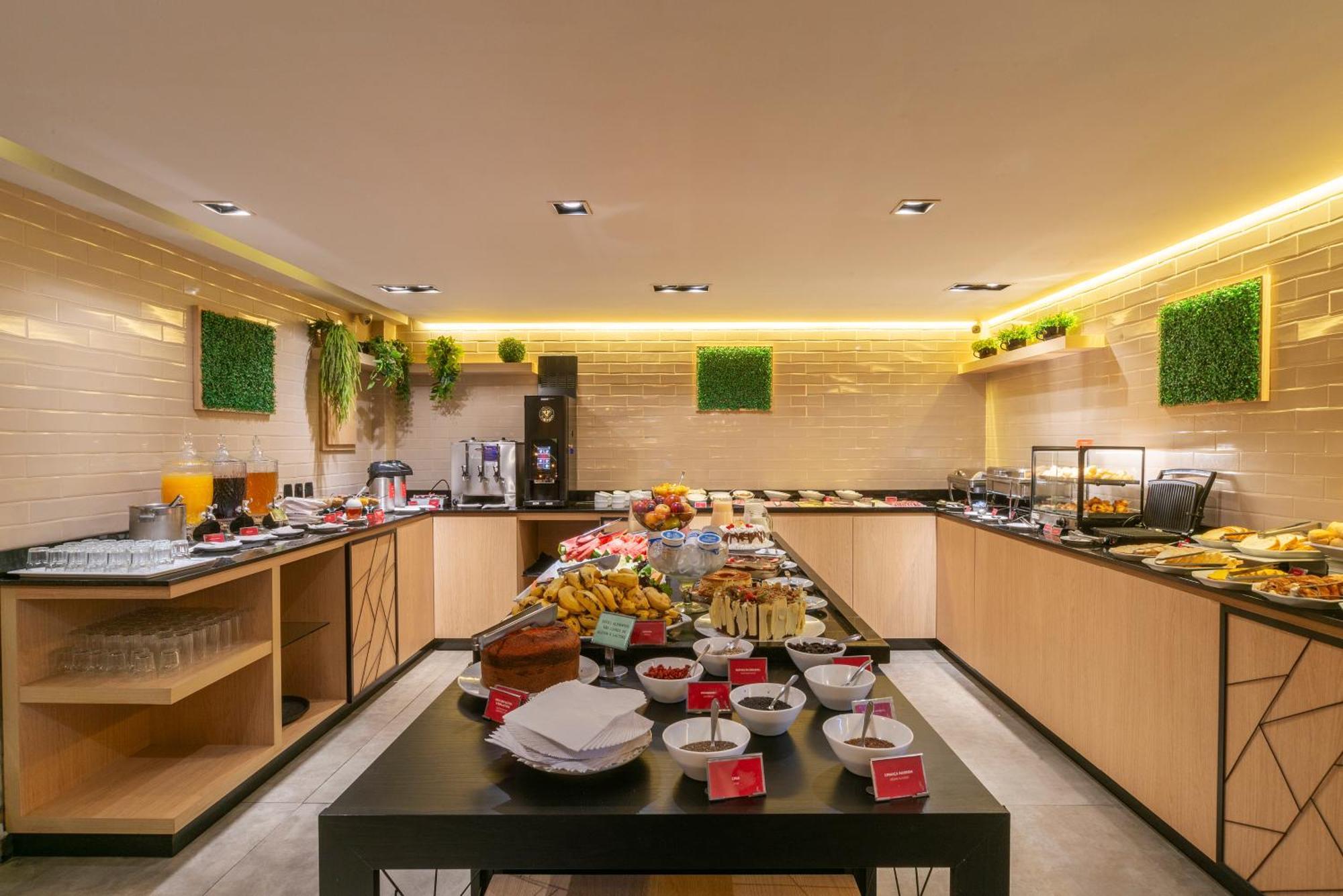 Hotel Laghetto Stilo Centro グラマド エクステリア 写真 The buffet at the lounge