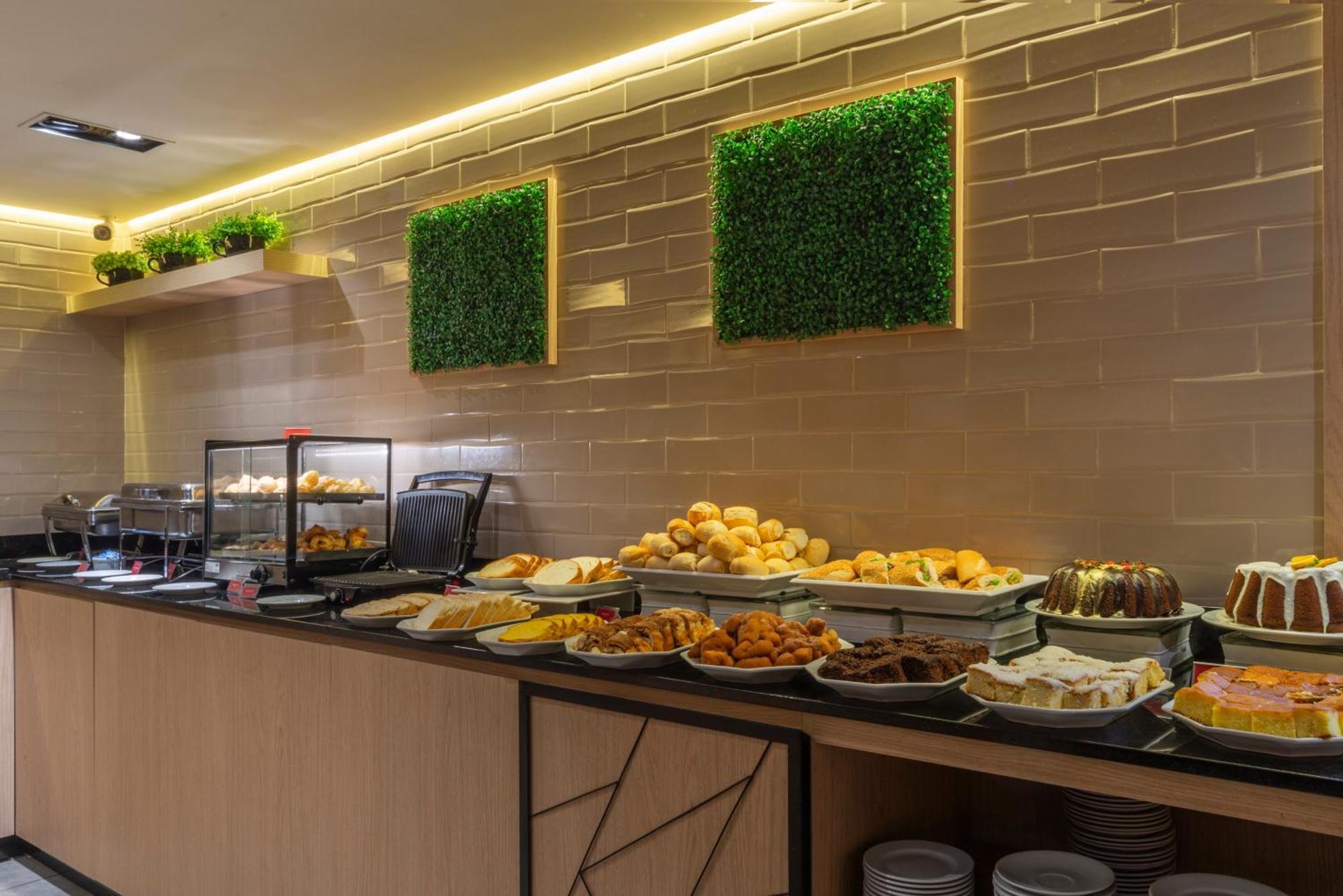 Hotel Laghetto Stilo Centro グラマド エクステリア 写真 A buffet at a hotel