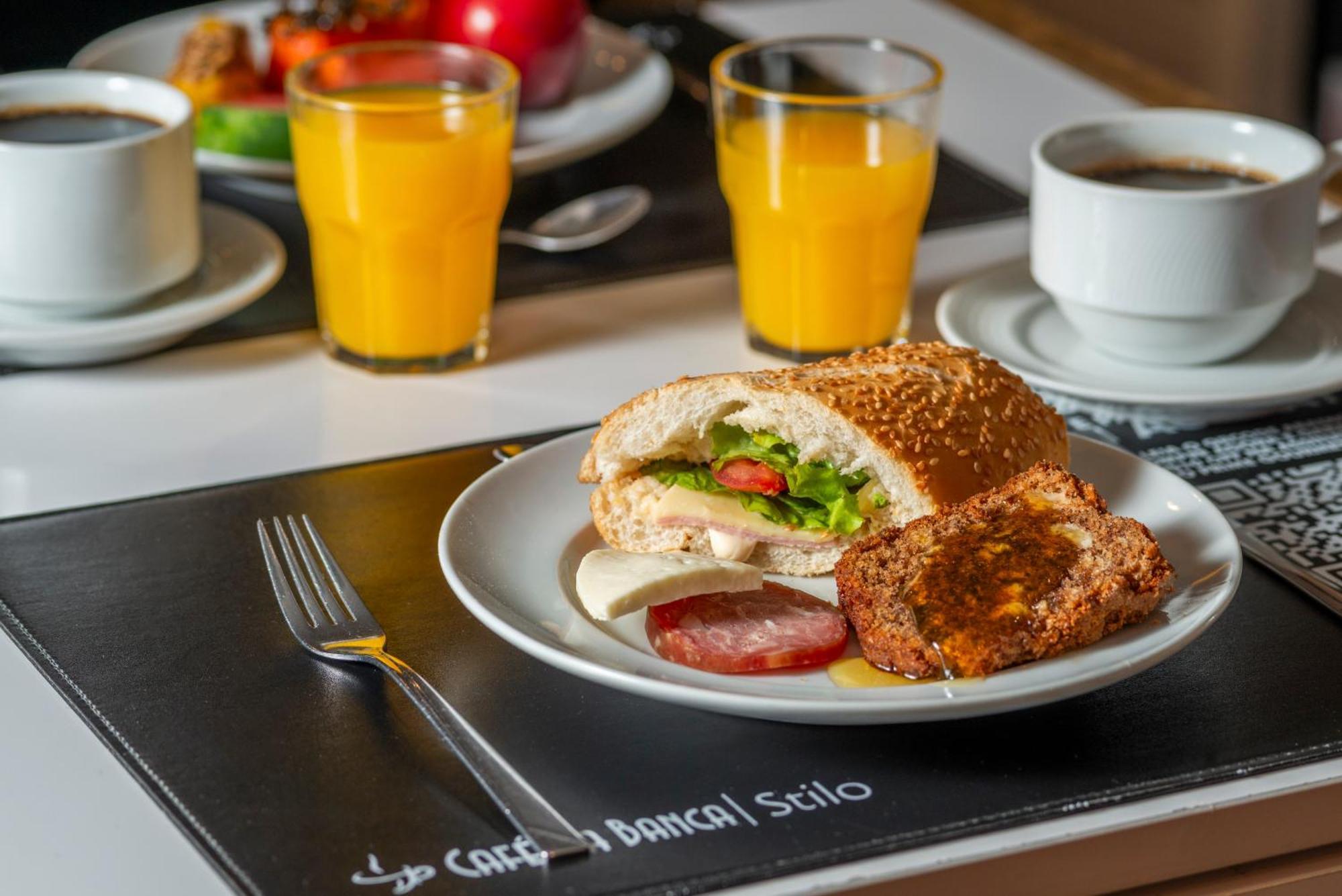 Hotel Laghetto Stilo Centro グラマド エクステリア 写真 A typical breakfast at the airport