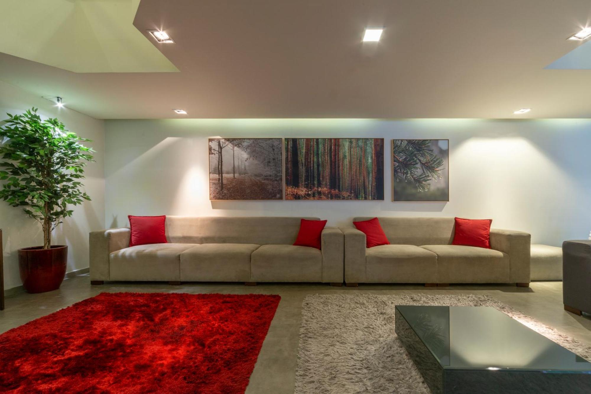 Hotel Laghetto Stilo Centro グラマド エクステリア 写真 A living room with a red carpet