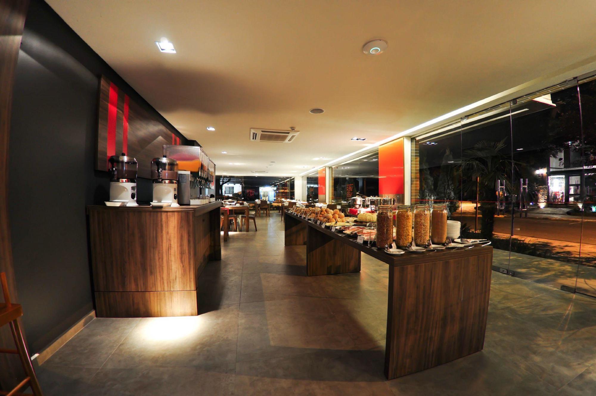 Hotel Laghetto Stilo Centro グラマド エクステリア 写真 The interior of a typical buffet restaurant