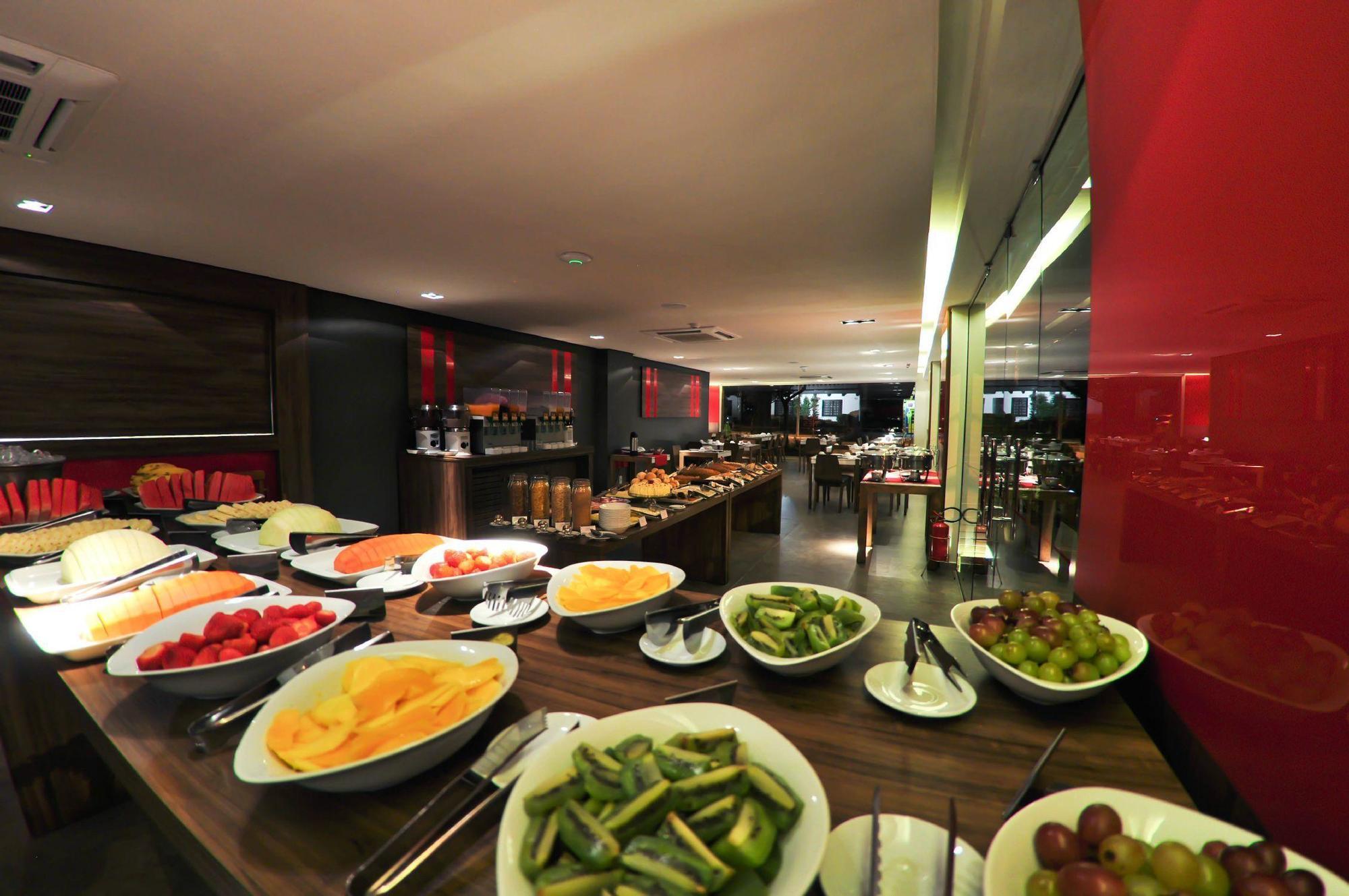 Hotel Laghetto Stilo Centro グラマド エクステリア 写真 A buffet at a hotel