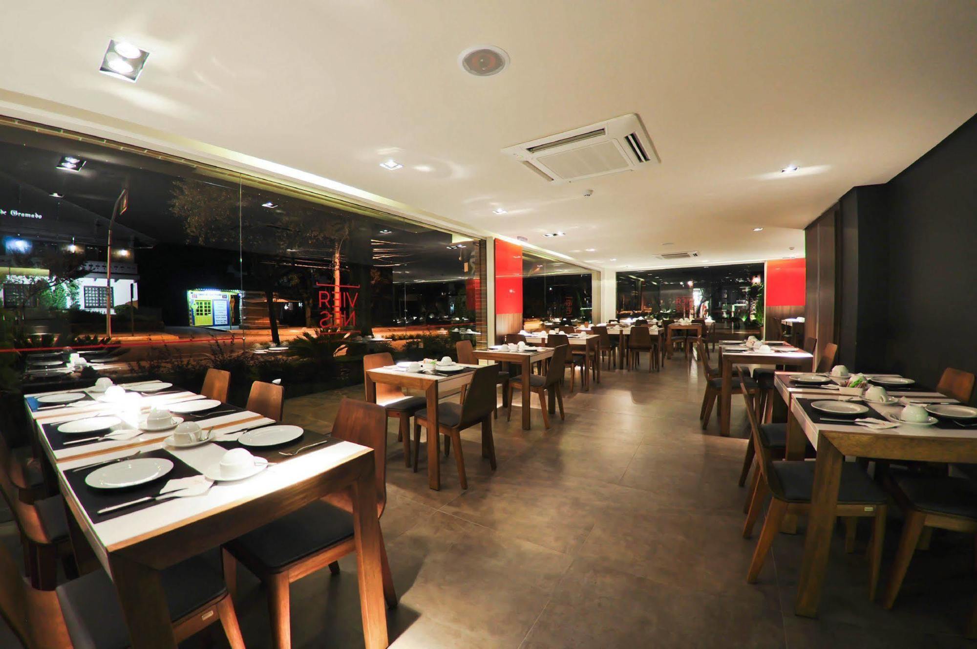 Hotel Laghetto Stilo Centro グラマド エクステリア 写真 Interior of a restaurant in Singapore
